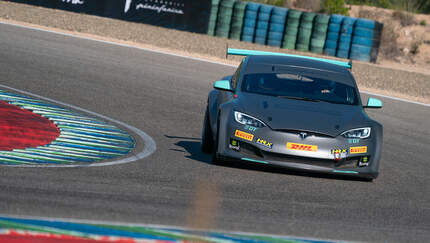 Mitfahrt Tesla Electric GT Performance Tesla auf der Rennstrecke AUTO MOTOR UND SPORT