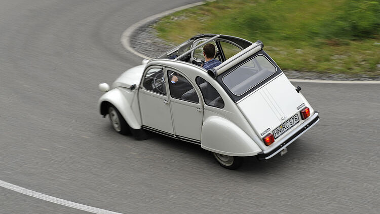 Citroen 2cv Vier Rader Unter Einem Regenschirm Auto Motor Und Sport