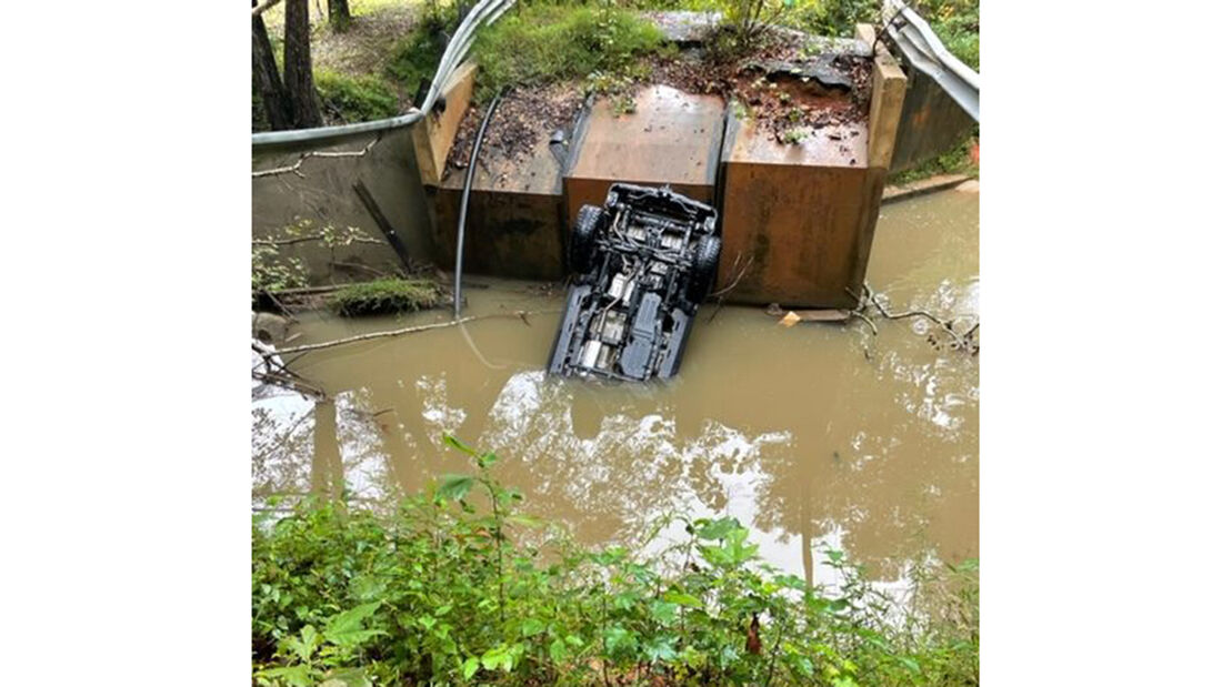 ins Wasser gestürzter Jeep Gladiator